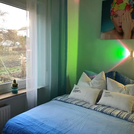 Casa de hóspedes In Gelb, Mit Balkon, Kamin, 50 Schritte Zu Radweg, Ideal For Long Stay, 4 Singles In Single Mainstockheim
