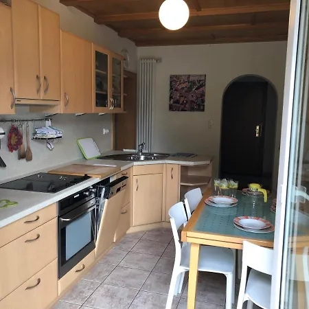 Casa de hóspedes In Gelb, Mit Balkon, Kamin, 50 Schritte Zu Radweg, Ideal For Long Stay, 4 Singles In Single Mainstockheim