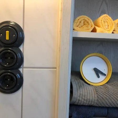 Casa de hóspedes In Gelb, Mit Balkon, Kamin, 50 Schritte Zu Radweg, Ideal For Long Stay, 4 Singles In Single *