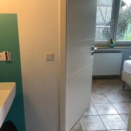 In Gelb, Mit Balkon, Kamin, 50 Schritte Zu Radweg, Ideal For Long Stay, 4 Singles In Single