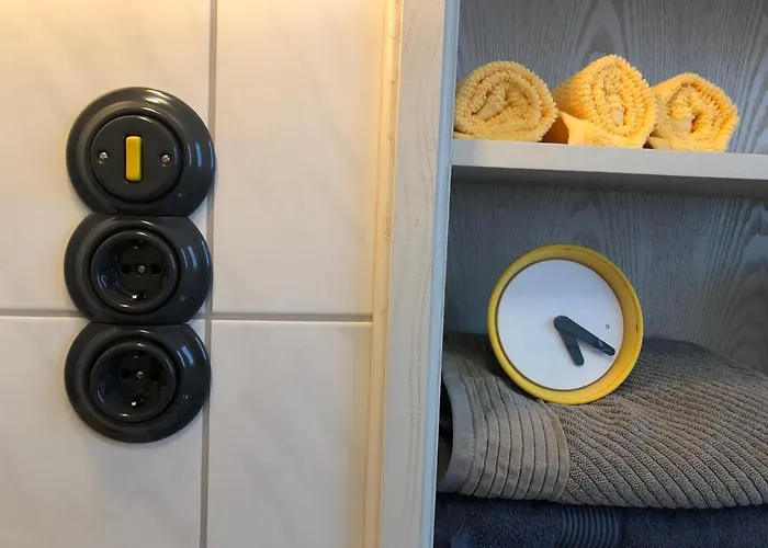 Pensjonat In Gelb, Mit Balkon, Kamin, 50 Schritte Zu Radweg, Ideal For Long Stay, 4 Singles In Single *