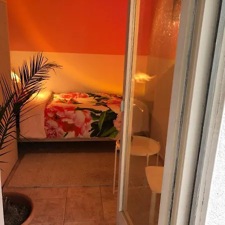 Pensión In Gelb, Mit Balkon, Kamin, 50 Schritte Zu Radweg, Ideal For Long Stay, 4 Singles In Single Mainstockheim