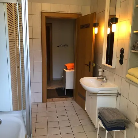 In Gelb, Mit Balkon, Kamin, 50 Schritte Zu Radweg, Ideal For Long Stay, 4 Singles In Single Guest house *