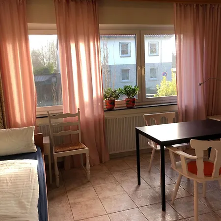 Gæstehus In Gelb, Mit Balkon, Kamin, 50 Schritte Zu Radweg, Ideal For Long Stay, 4 Singles In Single Mainstockheim