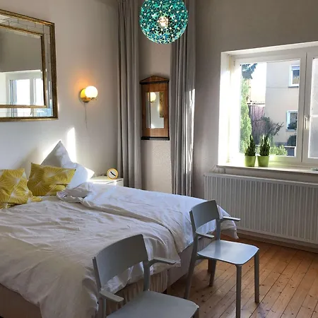 In Gelb, Mit Balkon, Kamin, 50 Schritte Zu Radweg, Ideal For Long Stay, 4 Singles In Single