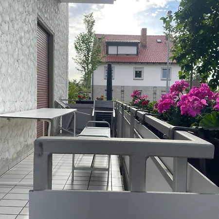 Affittacamere In Gelb, Mit Balkon, Kamin, 50 Schritte Zu Radweg, Ideal For Long Stay, 4 Singles In Single